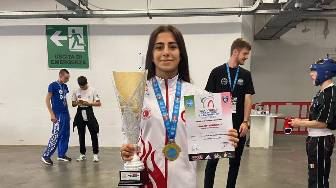 Gururumuz! Öğrencimiz Fikriye Naz Yavuz Dünya Şampiyonu oldu 