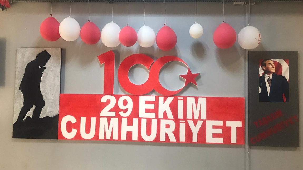 Cumhuriyetimizin 100. yılı dolayısıyla Görsel Sanatlar Öğretmenimiz Betül Yayan tarafından okulumzda özel bir sergi düzenlendi.